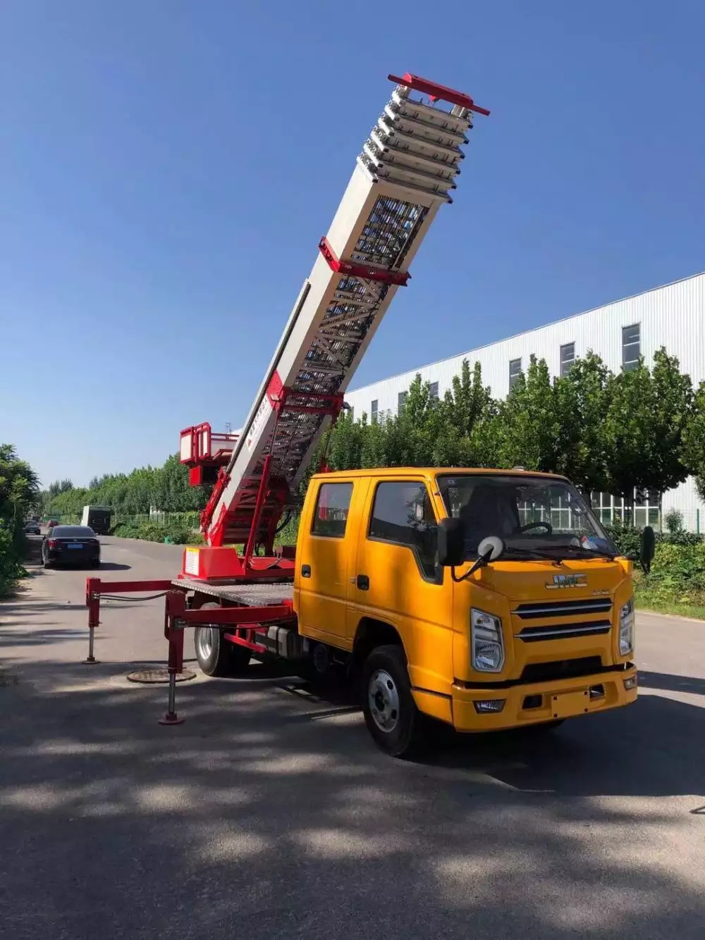 丽水附近的云梯车出租服务：轻松解决高空作业需求